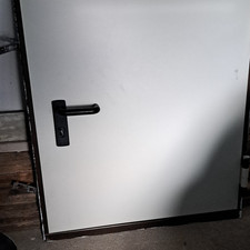 Weiße Metall-Kellertür